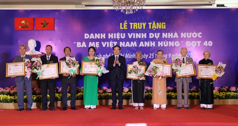 41 Mẹ được truy tặng danh hiệu vinh dự Nh&#224; nước “B&#224; mẹ Việt Nam Anh h&#249;ng” 