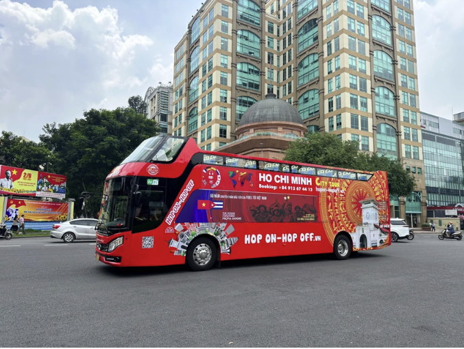 Xe bu&yacute;t hai tầng được trang tr&iacute; decal tuy&ecirc;n truyền kỉ niệm 50 năm chuyến thăm đầu ti&ecirc;n của Ng&agrave;i Fidel Castro tới Việt Nam.