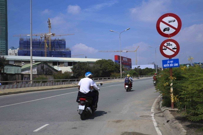Từ ng&#224;y 3-10, cấm xe lưu th&#244;ng qua cầu vượt Nguyễn Hữu Cảnh