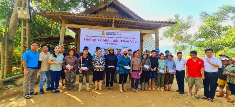 Trao hỗ trợ người d&acirc;n ở x&atilde; T&acirc;n Dương, huyện Bảo Y&ecirc;n, tỉnh L&agrave;o Cai- c&aacute;ch H&agrave; Nội 300km