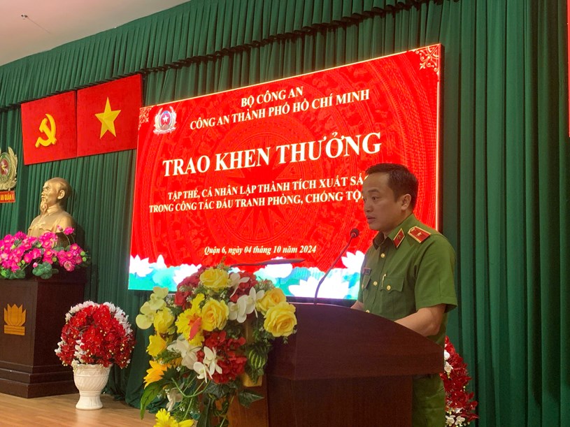 Thiếu tướng Mai Ho&agrave;ng, Ph&oacute; Gi&aacute;m đốc C&ocirc;ng an TPHCM, ph&aacute;t biểu.