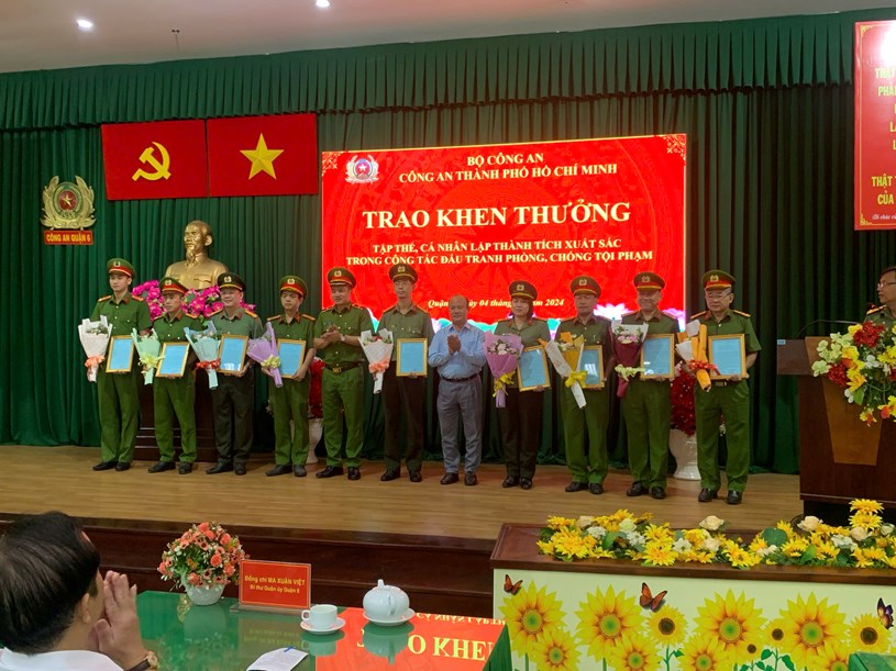 L&atilde;nh đạo quận 6 v&agrave; quận 8 c&ugrave;ng l&atilde;nh đạo C&ocirc;ng an TPHCM trao khen thưởng cho c&aacute;c đơn vị