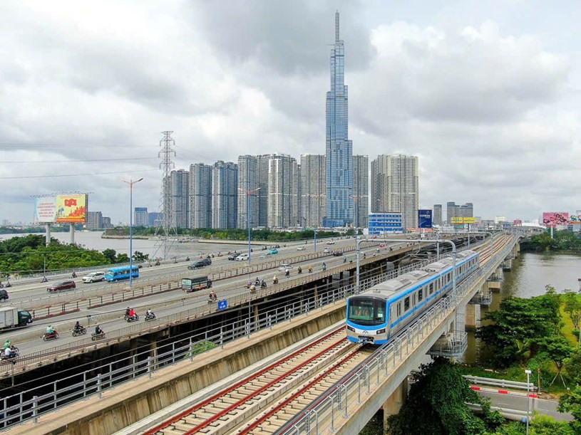 Tuyến metro số 1 (Bến Th&agrave;nh - Suối Ti&ecirc;n) dự kiến khai th&aacute;c v&agrave;o cuối năm 2024. Ảnh: HO&Agrave;NG H&Ugrave;NG