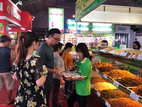 Kh&aacute;ch mua h&agrave;ng tại Hội chợ khuyến mại TP HCM năm 2019. Ảnh: Thanh Nh&acirc;n