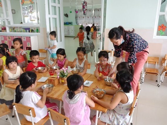 C&aacute;c b&eacute; Trường Mầm non Khu chế xuất T&acirc;n Thuận trong giờ ăn trưa