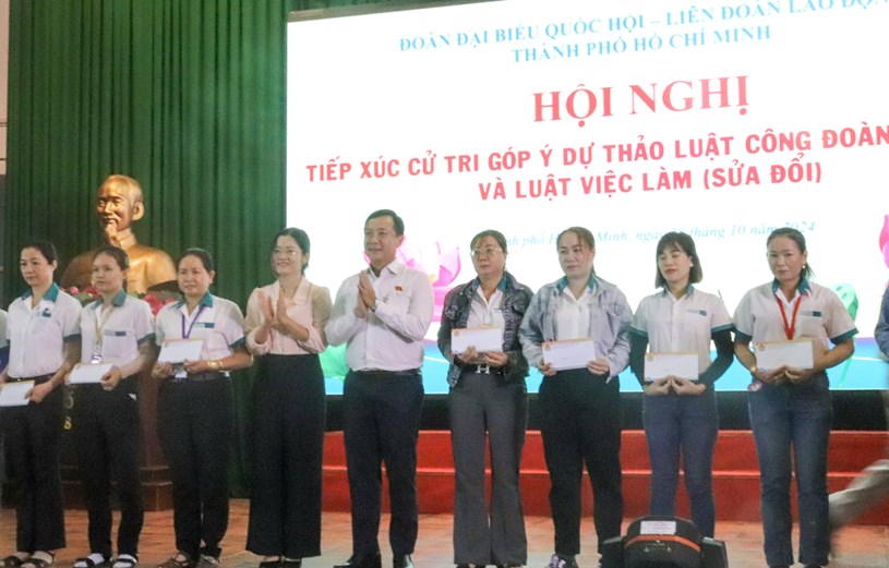 C&aacute;c cử tri nhận qu&agrave; tại hội nghị. Ảnh: CẨM TUYẾT