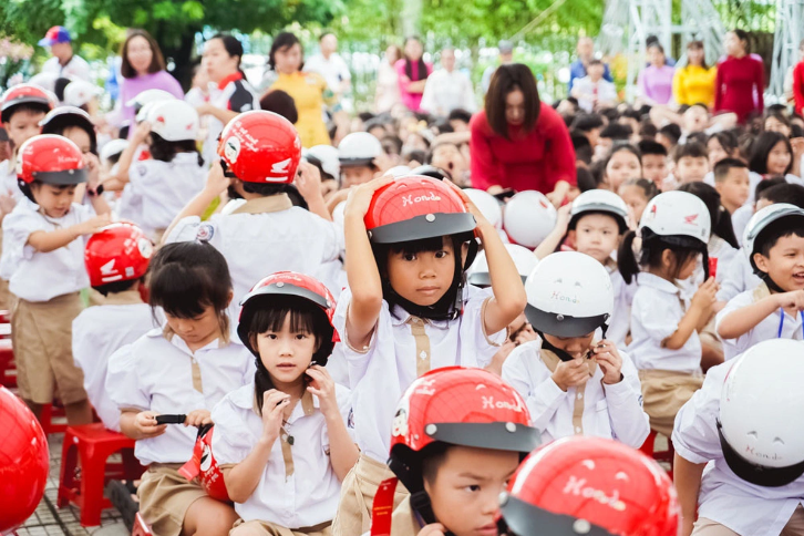 TPHCM: Tặng mũ bảo hiểm cho học sinh lớp Một năm học 2024 - 2025