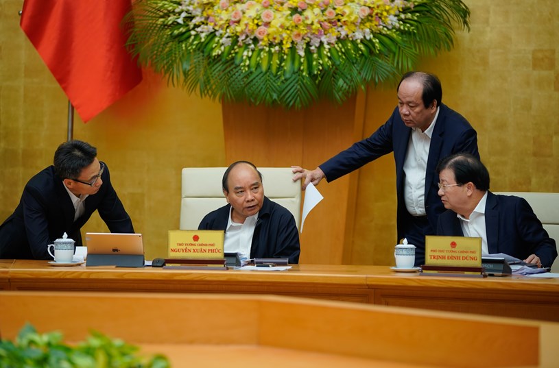Thủ tướng Nguyễn Xu&acirc;n Ph&uacute;c trao đổi với Ph&oacute; Thủ tướng Vũ Đức Đam; Ph&oacute; Thủ tướng Trịnh Đ&igrave;nh Dũng; Bộ trưởng, Chủ nhiệm VPCP Mai Tiến Dũng.