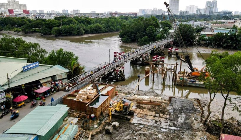 Cầu Rạch Đỉa mới đang được x&acirc;y dựng thay thế cầu sắt hơn 50 tuổi. Ảnh: Anh T&uacute;