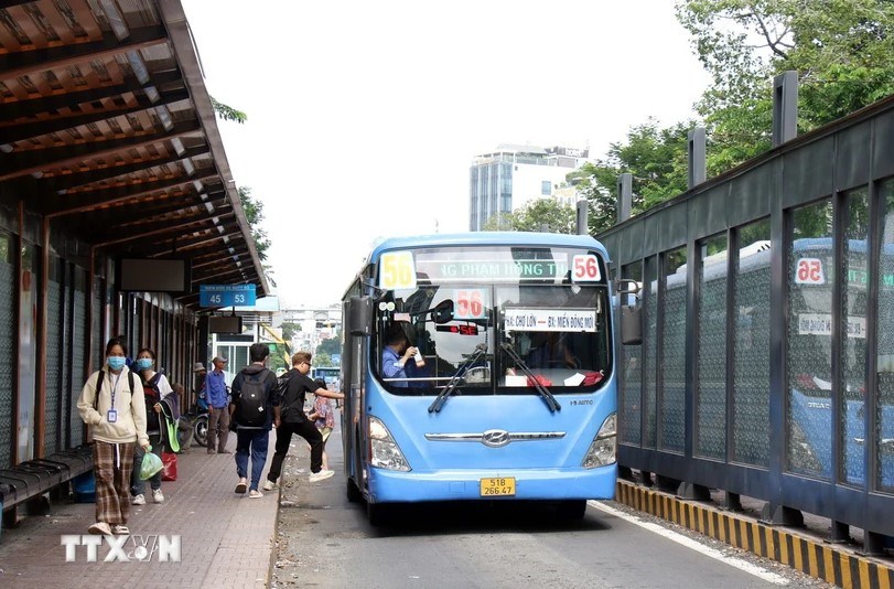 H&agrave;nh kh&aacute;ch đ&oacute;n xe bu&yacute;t tại Trạm xe bu&yacute;t tr&ecirc;n đường H&agrave;m Nghi, Quận 1, Th&agrave;nh phố Hồ Ch&iacute; Minh. (Ảnh: Tiến Lực/TTXVN)