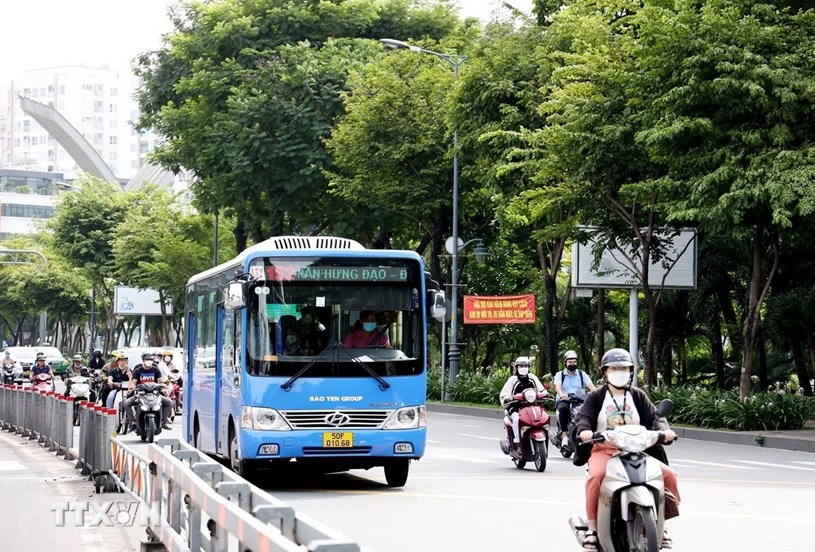 Xe bu&yacute;t số 152 đi qua c&ocirc;ng vi&ecirc;n Ho&agrave;ng Văn Thụ, quận T&acirc;n B&igrave;nh. (Ảnh: Hồng Đạt/TTXVN)