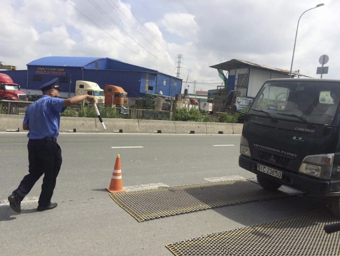 TP.HCM sẽ ứng dụng&nbsp;khoa học c&ocirc;ng nghệ&nbsp;để phạt nguội xe qu&aacute; tải. Ảnh: Đ&Agrave;O TRANG