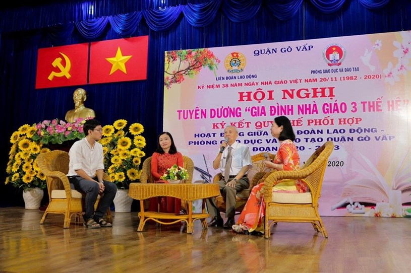 Giao lưu với gia đ&igrave;nh của nh&agrave; gi&aacute;o Nguyễn Văn Binh.