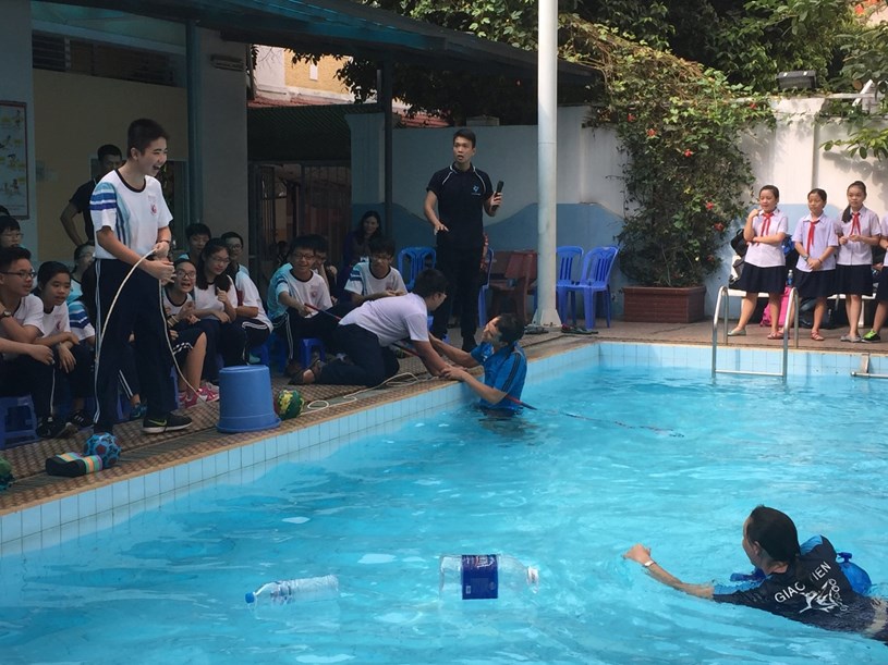 Học sinh Trường THCS Trần Văn Ơn trong chuy&ecirc;n đề kỹ năng an to&agrave;n dưới nước. Ảnh Phan Nga