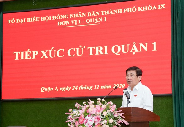 &Ocirc;ng Nguyễn Th&agrave;nh Phong - Chủ tịch UBND TPHCM - tiếp x&uacute;c cử tri tại quận 1 - Ảnh: THẢO L&Ecirc;