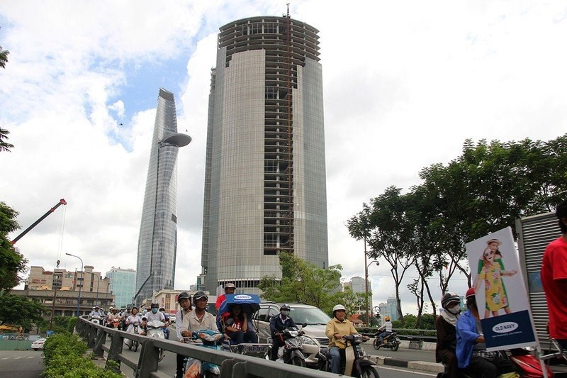 T&ograve;a nh&agrave; Saigon One Tower (b&ecirc;n phải) c&oacute; thể được hồi sinh trước th&ocirc;ng tin c&oacute; doanh nghiệp muốn đăng k&yacute; đầu tư v&agrave;o dự &aacute;n. Ảnh: HO&Agrave;NG GIANG