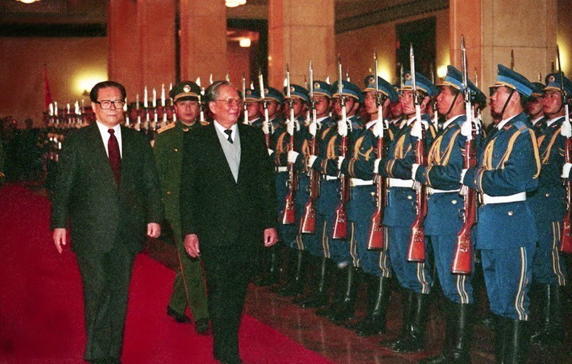 Chủ tịch nước L&ecirc; Đức Anh v&agrave; Chủ tịch Trung Quốc Giang Trạch D&acirc;n duyệt đội danh dự tại Lễ đ&oacute;n ở Đại Lễ đường nh&acirc;n d&acirc;n, thủ đ&ocirc; Bắc Kinh, ng&agrave;y 9/11/1993, trong chuyến thăm hữu nghị ch&iacute;nh thức Trung Quốc từ 9-15/11/1993. (Ảnh: Cao Phong/TTXVN)