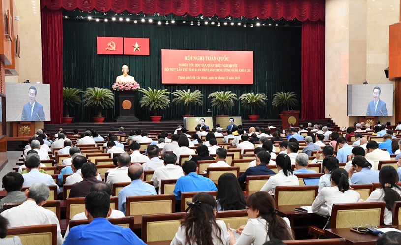 C&aacute;c đại biểu tại điểm cầu Hội trường Th&agrave;nh ủy TPHCM nghe Chủ tịch nước V&otilde; Văn Thưởng truyền đạt chuy&ecirc;n đề: &ldquo;Tiếp tục ph&aacute;t huy truyền thống, sức mạnh đại đo&agrave;n kết to&agrave;n d&acirc;n tộc, x&acirc;y dựng đất nước ta ng&agrave;y c&agrave;ng phồn vinh, hạnh ph&uacute;c&rdquo;. Ảnh: VIỆT DŨNG