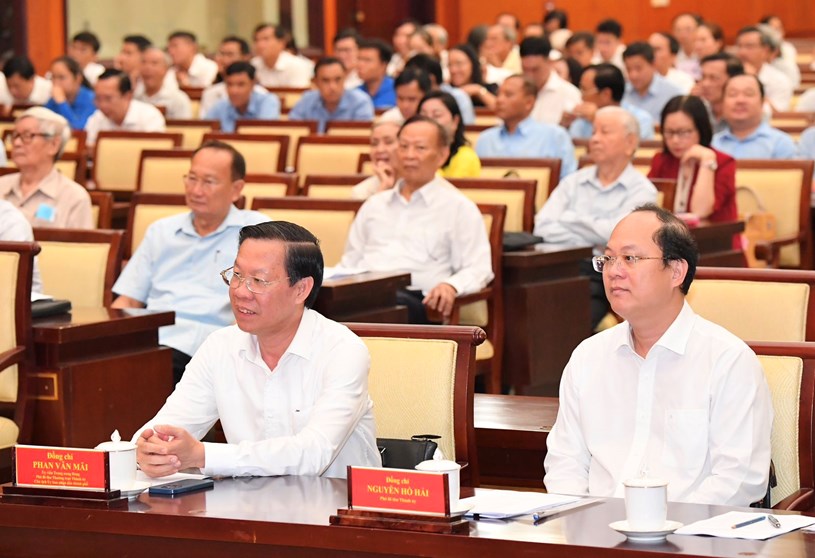 Chủ tịch UBND TPHCM Phan Văn M&atilde;i v&agrave; Ph&oacute; B&iacute; thư Th&agrave;nh ủy TPHCM Nguyễn Hồ Hải dự hội nghị. Ảnh: VIỆT DŨNG