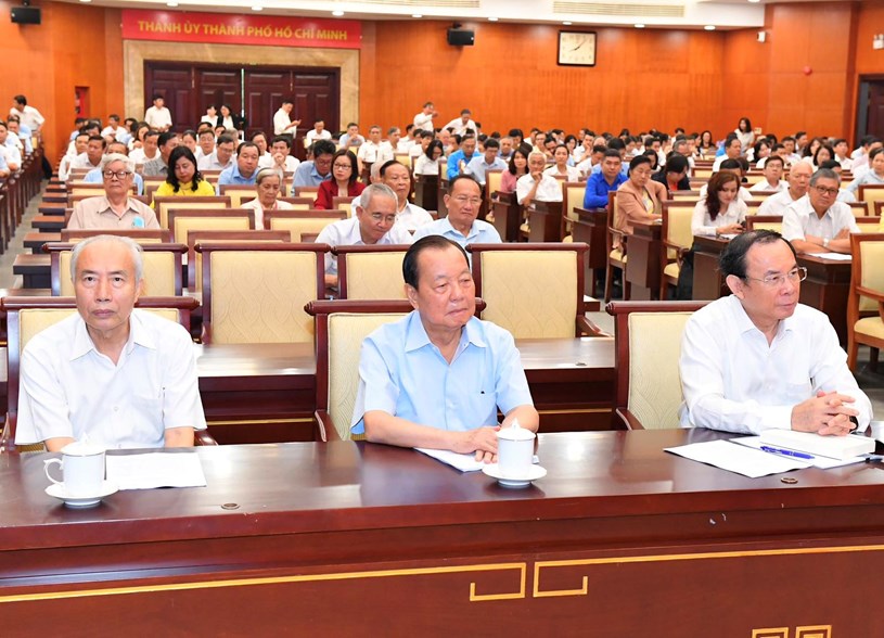 B&iacute; thư Th&agrave;nh ủy TPHCM Nguyễn Văn N&ecirc;n c&ugrave;ng c&aacute;c đồng ch&iacute; l&atilde;nh đạo, nguy&ecirc;n l&atilde;nh đạo Đảng, Nh&agrave; nước v&agrave; TPHCM dự hội nghị. Ảnh: VIỆT DŨNG