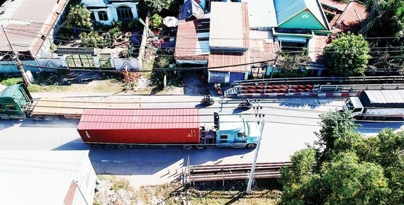 Xe Container lưu th&ocirc;ng tr&ecirc;n đường Nguyễn Duy Trinh, quận 9. Ảnh: CAO THĂNG