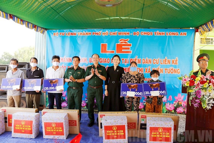 Thiếu tướng Nguyễn Văn Nam trao qu&agrave; tặng c&aacute;c hộ gia đ&igrave;nh tại điểm d&acirc;n cư