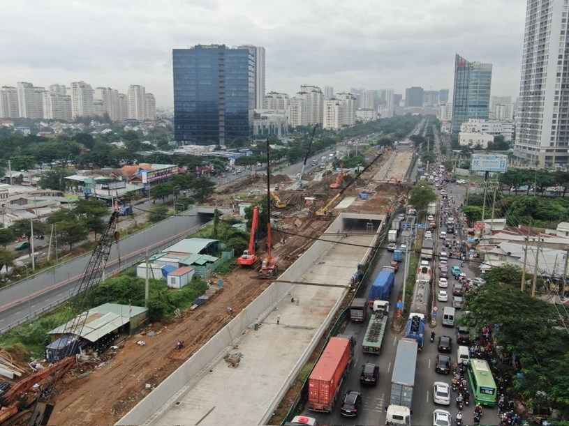 Hầm chui Nguyễn Văn Linh (giao lộ Nguyễn Văn Linh - Nguyễn Hữu Thọ, quận 7) ho&agrave;n th&agrave;nh đưa v&agrave;o sử dụng ng&agrave;y 31-12 n&agrave;y. Ảnh: HO&Agrave;NG H&Ugrave;NG