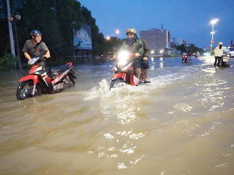 Trong đợt triều cường mới đ&acirc;y, tuyến đường Phạm H&ugrave;ng (huyện B&igrave;nh Ch&aacute;nh) thường xuy&ecirc;n ngập s&acirc;u/ Ảnh: Ph&aacute;p Luật TP.HCM