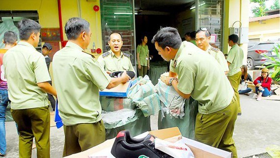 L&ocirc; h&agrave;ng giả mạo, h&agrave;ng nh&aacute;i thương hiệu bị Quản l&yacute; Thị trường TPHCM ph&aacute;t hiện, tạm giữ trong năm 2018/SGGP