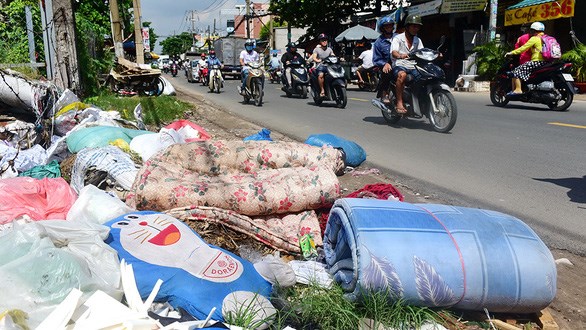 Nệm v&agrave; những vật dụng cồng kềnh bị người d&acirc;n vứt b&ecirc;n lề đường tại Q.B&igrave;nh T&acirc;n, TP.HCM - Ảnh: DUY&Ecirc;N PHAN/TTO