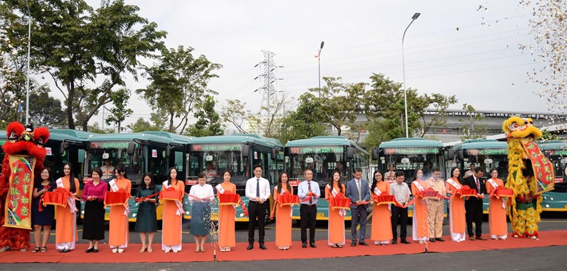 C&aacute;c đại biểu cắt băng khai trương 17 tuyến xe bu&yacute;t điện kết nối metro số 1.&nbsp;Ảnh: H&agrave; Kh&aacute;nh