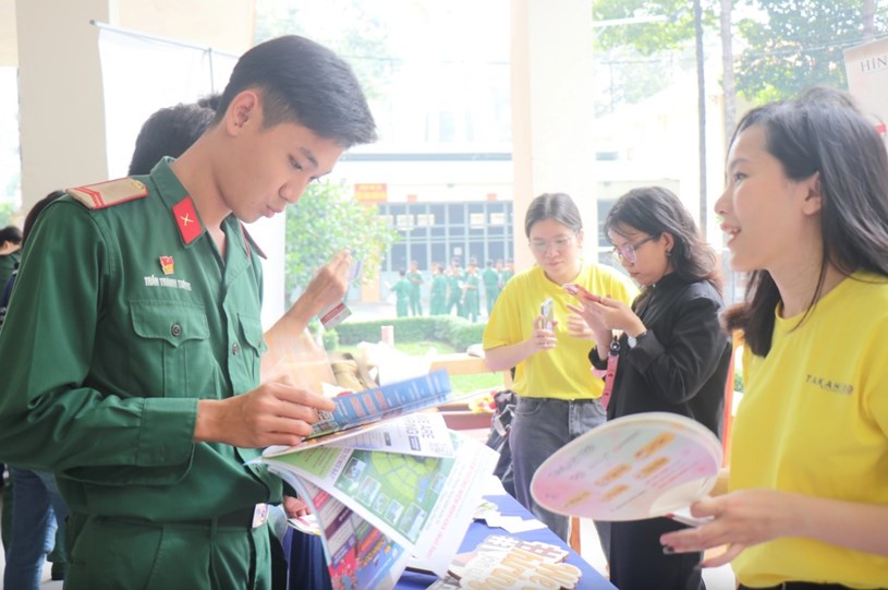 Ng&agrave;y hội l&agrave; cơ hội tốt để c&aacute;c qu&acirc;n nh&acirc;n sắp xuất ngũ định hướng được nghề nghiệp tương lai. ẢNH: TH&Uacute;Y LIỄU