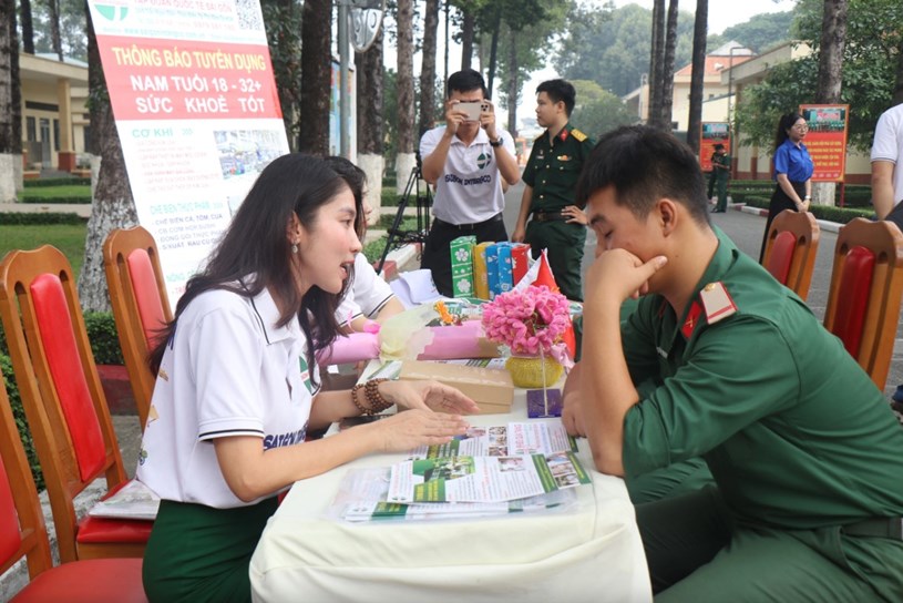 Chị Ph&ugrave;ng Dương Trang (tr&aacute;i) giới thiệu c&aacute;c chương tr&igrave;nh của c&ocirc;ng ty cho qu&acirc;n nh&acirc;n. ẢNH: TH&Uacute;Y LIỄU