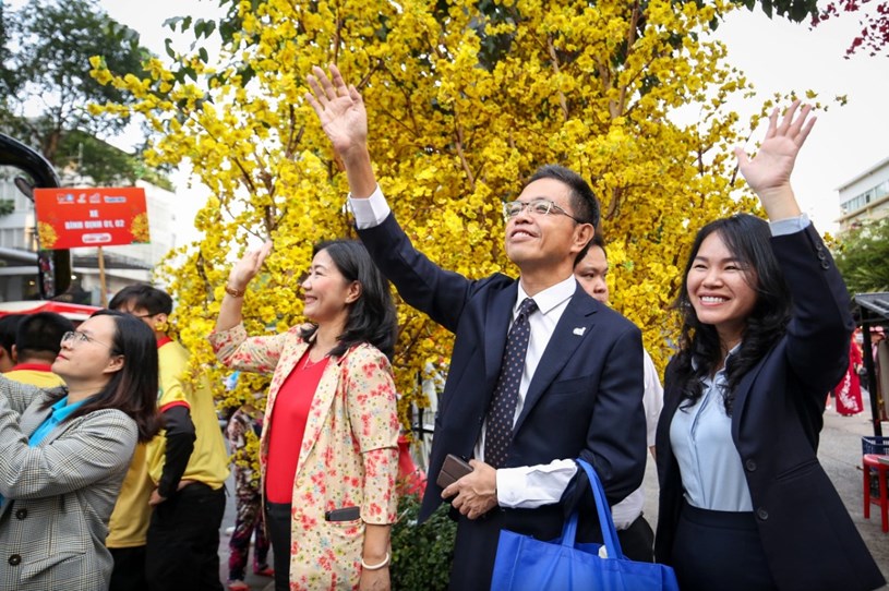 L&atilde;nh đạo C&ocirc;ng ty CP Acecook Việt Nam, đơn vị t&agrave;i trợ chuyến xe Tết sum vầy ch&agrave;o tạm biệt sinh vi&ecirc;n v&agrave; người lao động về qu&ecirc; đ&oacute;n Tết