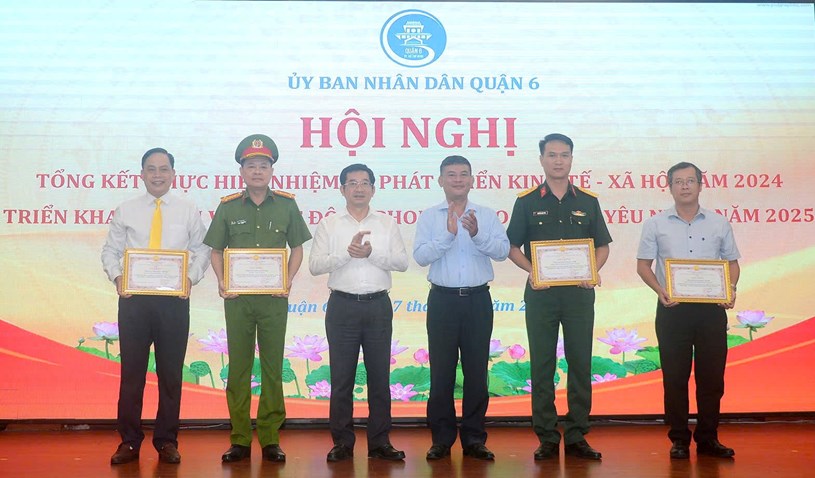 Ph&oacute; Chủ tịch Thường trực UBND TPHCM Dương Ngọc Hải c&ugrave;ng l&atilde;nh đạo quận 6 trao tặng bằng khen c&aacute;c c&aacute; nh&acirc;n, tập thể c&oacute; th&agrave;nh t&iacute;ch xuất sắc